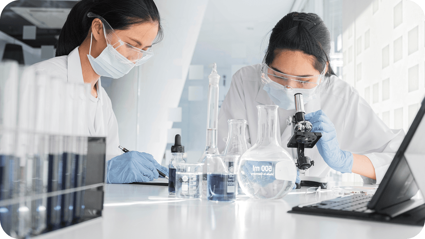 Chuyên viên Makiora thử nghiệm công thức sản phẩm